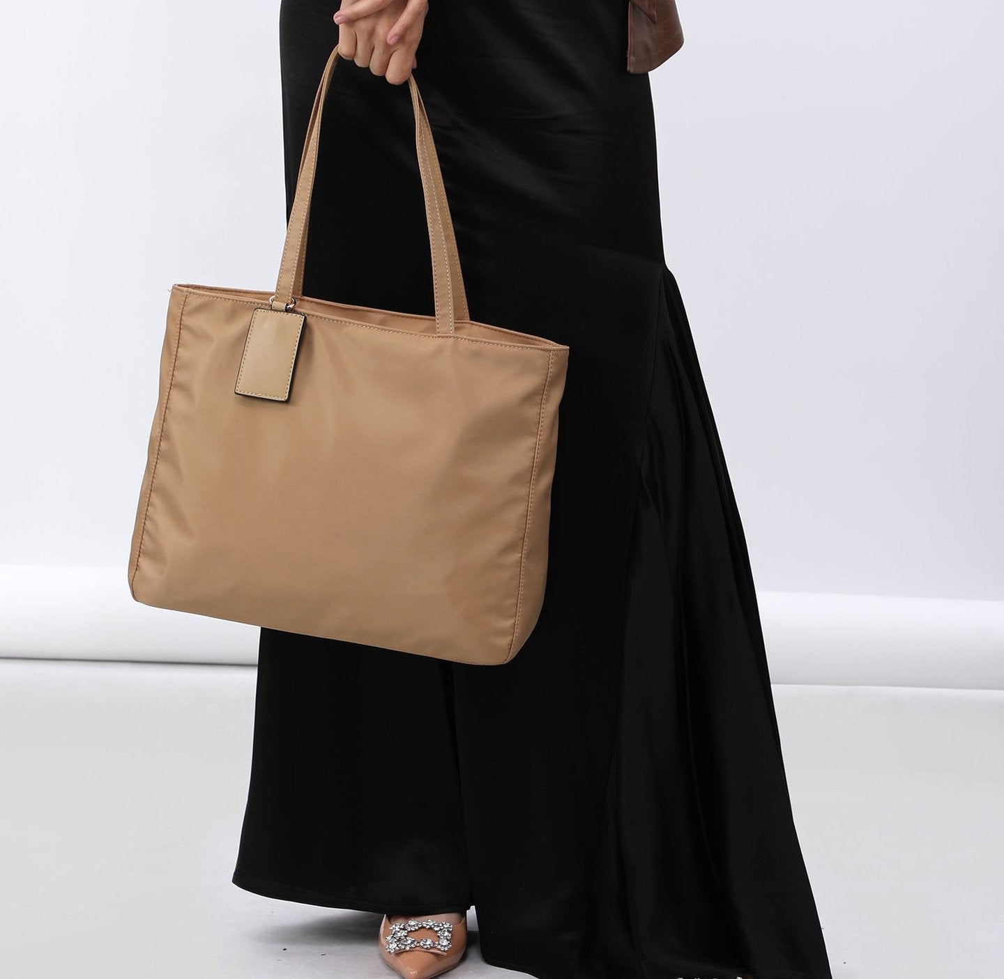 Mala de Ombro Nylon Clássica - Caqui (com modelo)