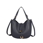 Mala hobo com argola azul marinho